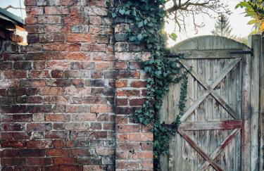 Quaint Georgian house with Parking & Huge Garden 10 mins walk from town - Photo 42