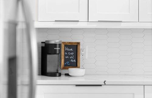 Colorful retreat near beach and pickleball courts - Foto 31