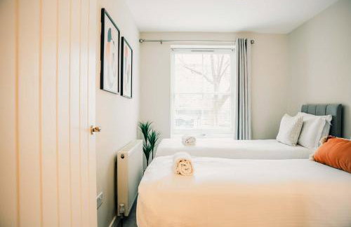 Stylish 2 Bed City Centre Apartment with Parking - Photo 35