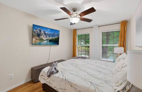 Newly updated 5BR/2.5BA w/pool sleep 16 ppl• - Photo 38