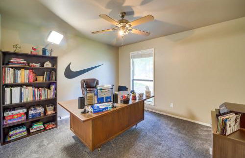 Spacious Arkansas Abode with Balcony and Fire Pit! - Foto 10