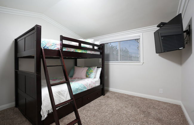 Sweet 4 bedroom, 3 bath plus Loft Bedroom, Pool Home - Photo 13