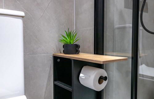 Modern 2-Bed Apartment - Near Train and Town - Parking Available - Foto 27