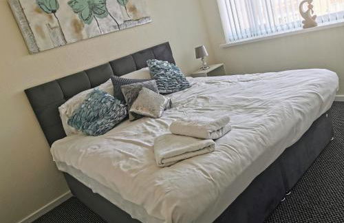 Goldthorn Wolverhampton sleeps 5 long term comfortably and families - Foto 22