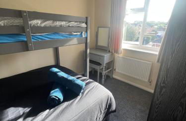 Spacious 3 Bed home situated in a beautiful area - SLEEPS 8 - Foto 6