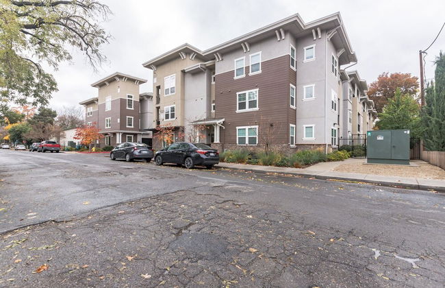 Modern Apartment With Upgraded Amenities Near CSU - Foto 28