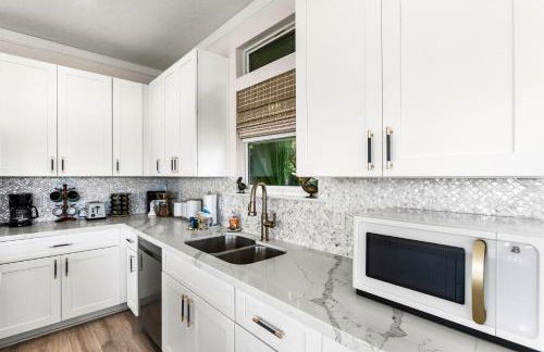 The Purple Pelican - Photo 10