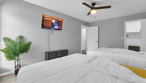 Cozy 2BR Escape close to Dining and Nightlife with WiFi - Foto 5