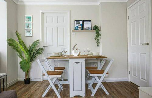 Lowndes House - Close to City Centre - Garden, Free Parking and Smart TV by Yoko Property - Foto 2