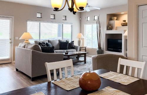 Renovated condo with updated floors, pool, hot tub & mountain views - Foto 5