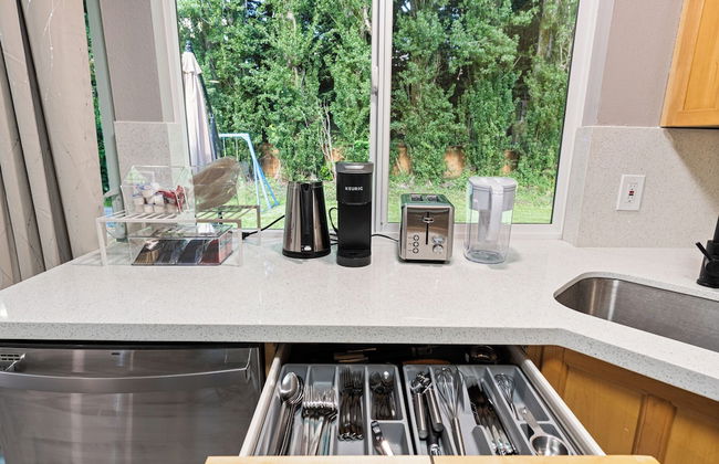 Cheerful Kirkland Home w/AC Big Yard, Walk to Beach - Photo 18