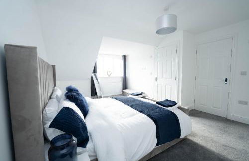 Entire Modern Home with Private Parking for 6/8 Persons - Photo 30