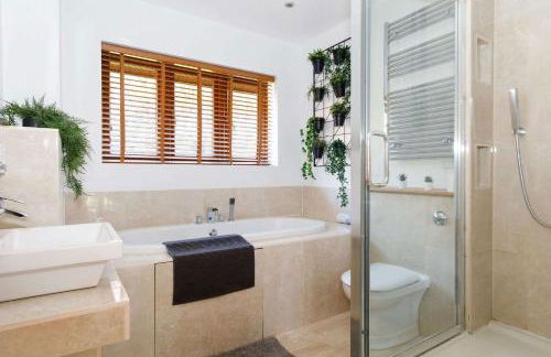 Serene Riverside: 6BR Luxury Retreat in Curdridge - Photo 46