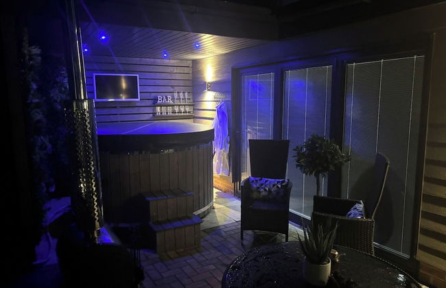 Sheffield-apartment-sleeps4-parking-hottub - Photo 13