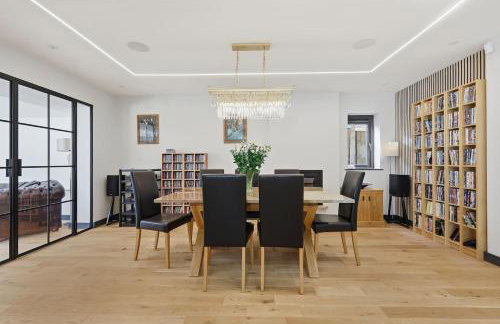 Month Stays, Free parking Luxury 4 Bed - Photo 37