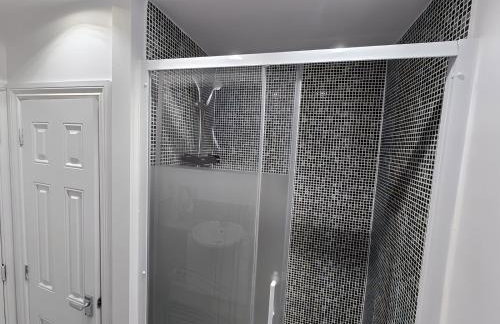 2ndHomeStays- Bilston- Contractors Friendly Townhouse - Foto 24