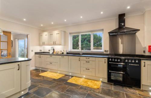 Maynor - Large Luxury House, Log Burner, Central Location - Photo 25