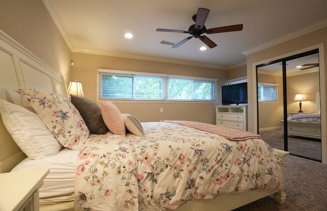 Incredible Estate 5 Bedrooms 3 Bathroom W/resort Style Rock Pool & Jacuzzi - Photo 2