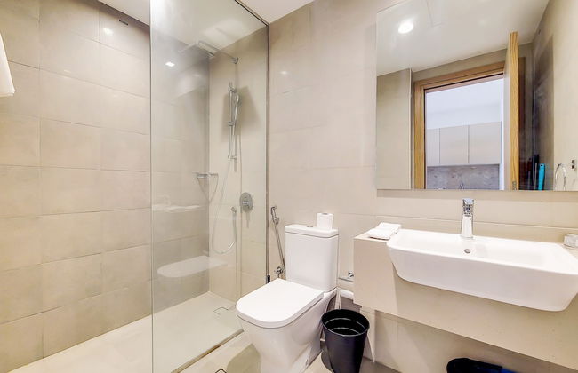 GreenFuture - Incredible Cityscape View From This Sleek Studio - Photo 9