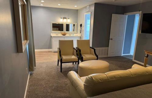 Stylish Remodeled 23 Large beds Near Elvis Presley - Foto 65