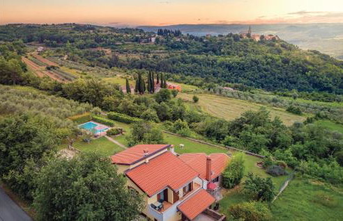 Four-Bedroom Holiday Home In Groznjan - Foto 2