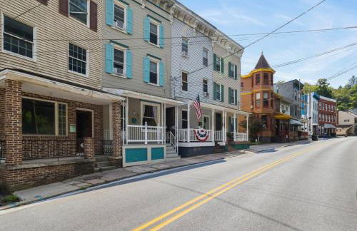 Spacious Broadway Home Downtown Western Modern Charm with parking - Photo 46