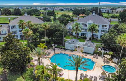 3-BR Condo with Dreamy Balcony Views, Walk to Pool - Foto 64