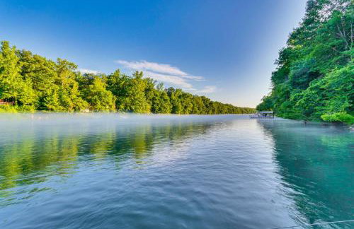 Family-Friendly Riverfront Manor on the Little Red - Foto 38