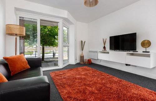 Waterfront 2 Bed Apartment - Free Parking & Wi-Fi - Foto 8