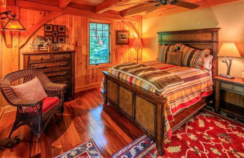 Luxury Riverfront Lodge - Sleeps 12, VIEWS, Fireplaces, Dogs OK - Photo 40