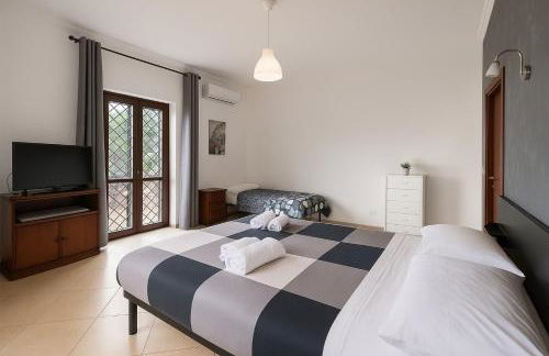 Free parking 5 minutes from the bus stop - Foto 7