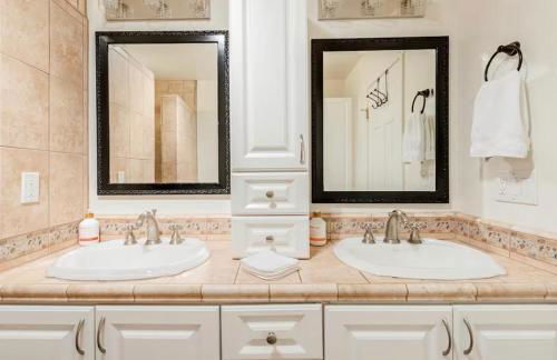 Spacious and Exclusive Oasis 6BR 3BA - Photo 18