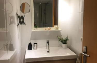 Designer's Flat - 3 Bdrm - Wifi - Best Location - Photo 18