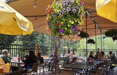 Right on the River! Mtn Cabin w Deck & Fireplace - Foto 56