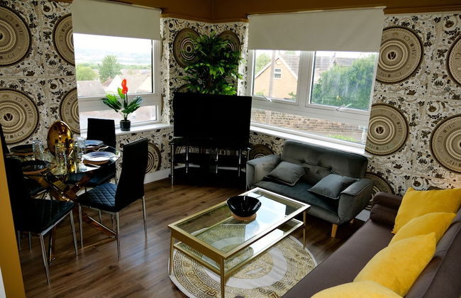Ultra Deluxe Versace Apartment Near Sheffield - Photo 5