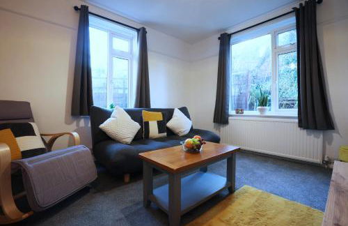 Highfield House by N and N Stays, Perfect for Contractor and Corporate Stays 2 Bed House with Free on street Parking - Photo 27