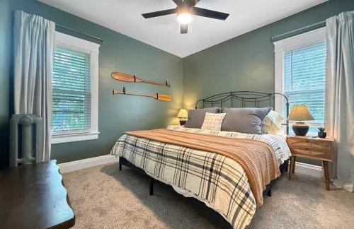 Chic Lakeside Retreat Steps from the Beach - Foto 1