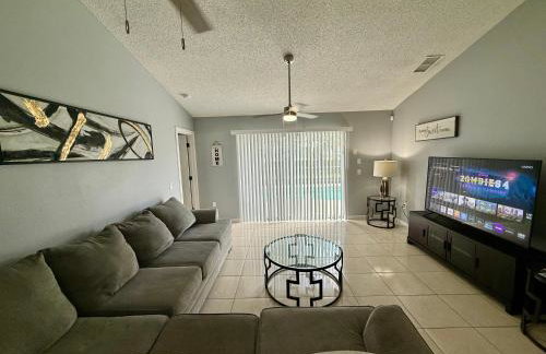 Grand Deluxe Pines 3BR Pool Home near Disney - Foto 9