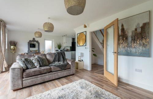 Luxurious 3 bedroom house now with FULL FIBRE INTERNET Shangri la in village of Alfrick with driveway parking for 3 cars in an area of outstanding natural beauty, superb walking,close to Worcester, Malvern showground, theatre, Malvern hills, dogs welcome - Photo 1