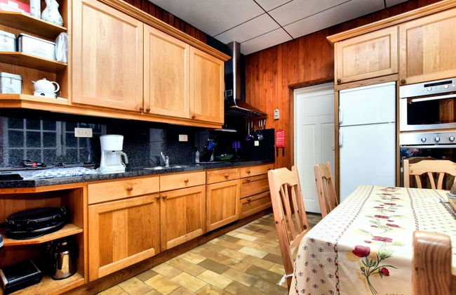 Luxurious Holiday Home in Érezée with Hot Tub - Photo 9