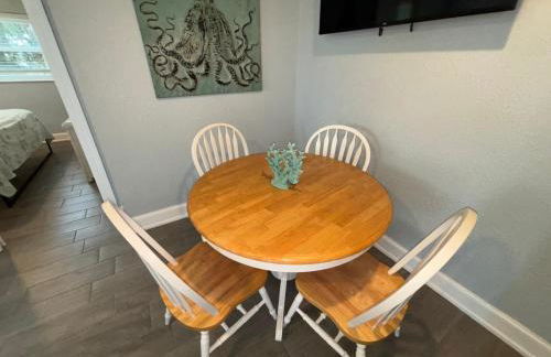 Dolphin Updated Cottage On River - 1 Mile to Beach Kitchen Washer Dryer - Foto 6