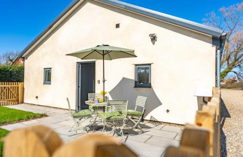 Funzi- Private Norfolk Retreat dog friendly garden - Photo 12