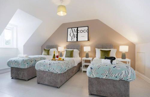 Stylish 6 Bedroom 3 Bathroom Detached House with Free Parking, Super-Fast Wifi, Pool Table, Smart TVs with Netflix by Yoko Property - Foto 17