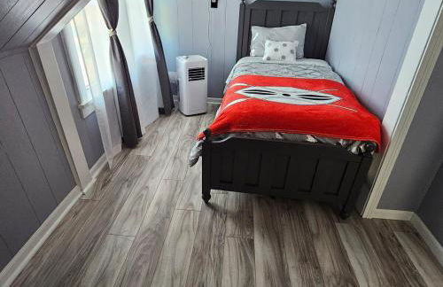 Cozy Roomy family sized apartment on major bus route close to all - Foto 41