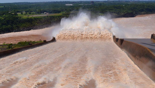 Excursión a la represa de Itaipú y refugio Tatí Yupí - Foto 2, Torrente de la represa de Itaipú