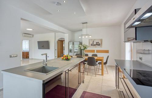 Holiday House Iris with Private Pool - Foto 10