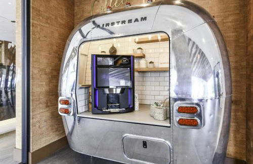 Urban 2BR Oasis with Scenic Rooftop and Gym - Foto 31