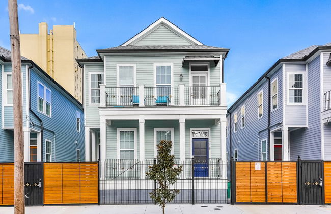 Modern 4 BR Condo with Balcony & Pool - Near FQ - Foto 53