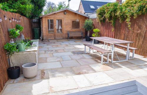 Stunning Townhouse with Large Garden - Sleeps 8! - Photo 78