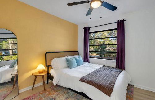 Spacious 4BD - Central Stay with Backyard & Games - Foto 39